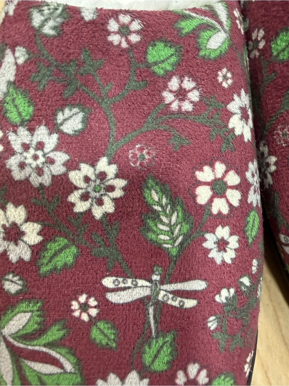 Vera Bradley Maroon Floral Slip-On Slippers with Green Leaves NWOT - Picture 4 of 7